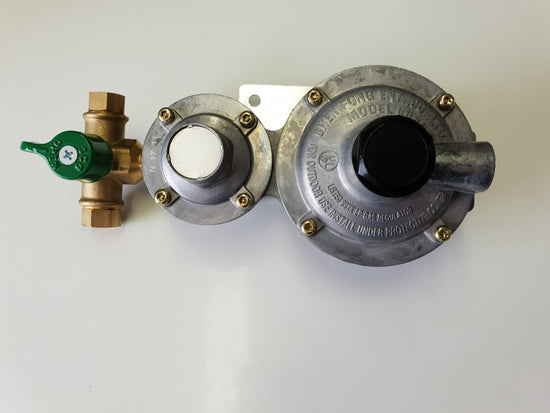 Double Gas Regulator w/ Manual Change Over and bracket