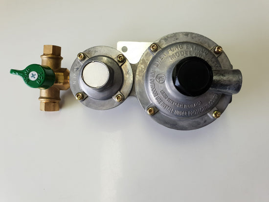 Double Gas Regulator w/ Manual Change Over and bracket